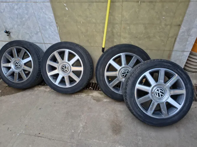 Vendo rodas 15 com peneu, 4 furos 4/100
