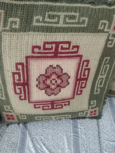 Trio de almofadas de lã com fundo de veludo.