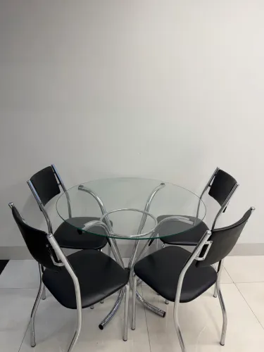 Mesa com 4 cadeiras 