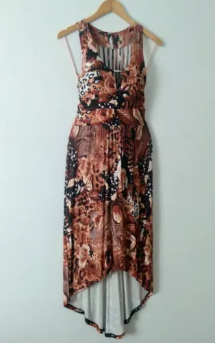 Vestido modelo curto na frente e longo nas costas em malha com estampa animal print i