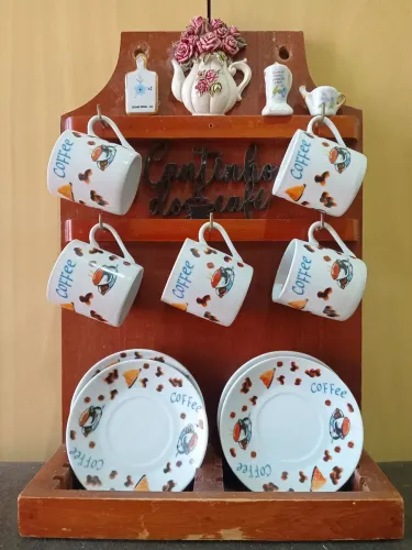 Cantinho do café completo com xícaras e pires