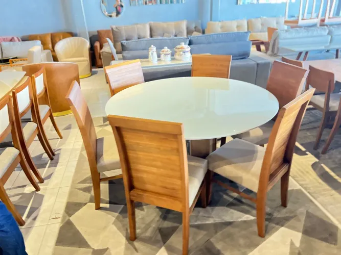 Mesa de Jantar Redonda com Cadeiras de madeira 