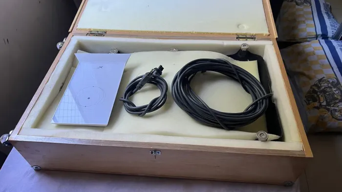Antena Starlink portátil com suporte veicular. 