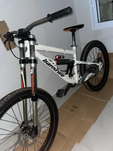 Vendo bike de downhill Banshee scythe canadense?