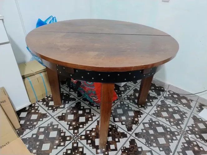 Mesa de madeira maciça redonda extensivel
