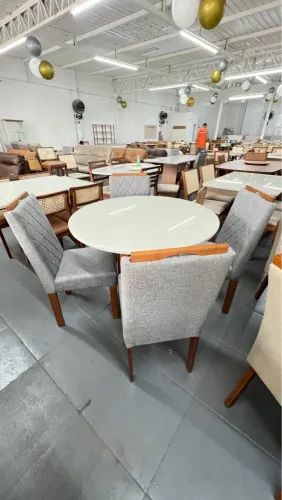 Mesa de Jantar Redonda com 4 Cadeiras toda de madeira 
