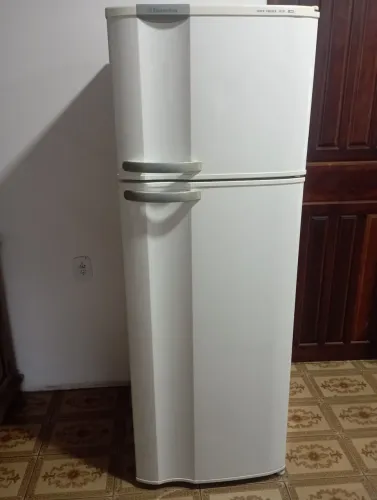 Geladeira Electrolux DC37 332 litros (motor queimado)