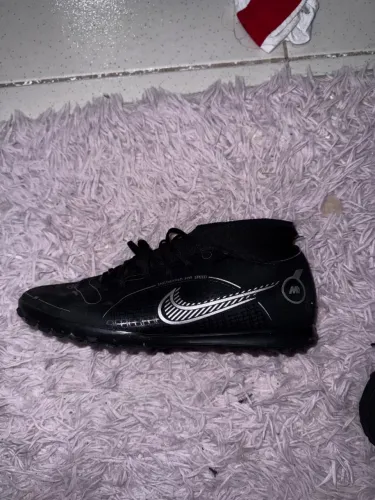 Chuteira Nike Mercurial Club Society com botinha no tornozelo 