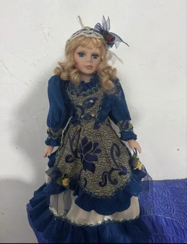 Vende-se boneca de porcelana