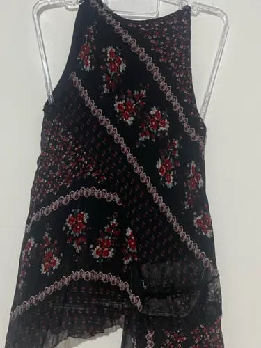 Blusa Floral Preta com Detalhe bicos
