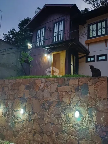 CASA À VENDA NO PÂNTANO DO SUL, FLORIANÓPOLIS - 2 QUARTOS, TERRENO DE 360 M² E PRÓXIMA À P