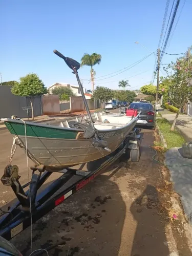 VENDO OU TROCO CONJUNTO COMPLETO, BARCO 6 METROS + MOTOR DE POPA 9.9HP
