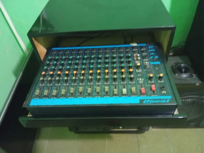 Equipamentos de som áudio caixa aparelho mesa