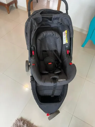 Carrinho de Bebê Costo com Bebê Conforto