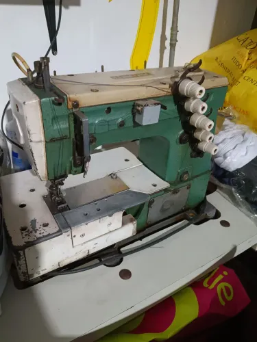 Máquina de costura goleira industrial.