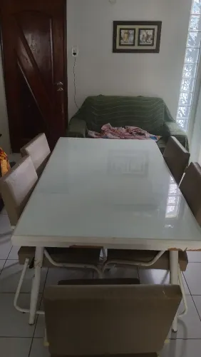 Vendo essa sala de jantar mesa tampo de vidro e seis cadeiras, não entrego.