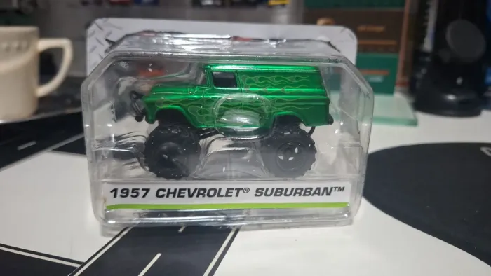 Miniatura Suburban Monster Truck Jada escala 1/64.