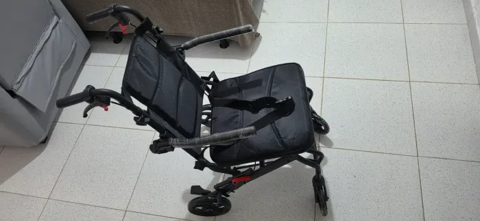 Cadeira de roda para idoso compacta
