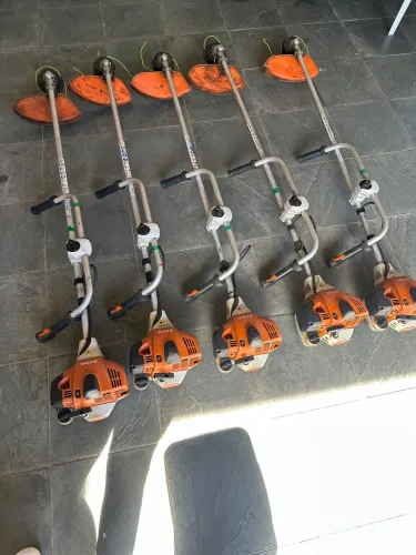 Roçadeira Stihl FS 221, menos de um ano de uso. 