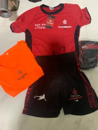 Uniforme de treino oficial do Flamengo tamanho 06 anos.