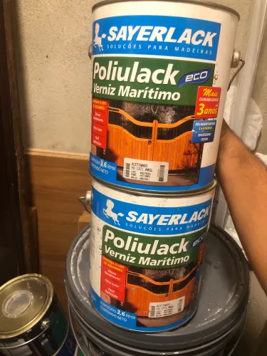 Duas latas de verniz 3,6L para madeira