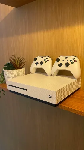 Xbox One S 1TB + 2 Controles Originais - Excelente Estado!