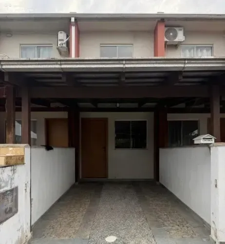 Sobrado Geminado no Bairro Morro do Meio  Conforto e Excelente Localização