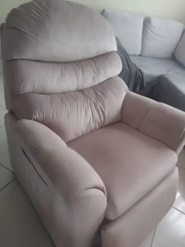 Poltrona em tecido suede para espaço de beleza