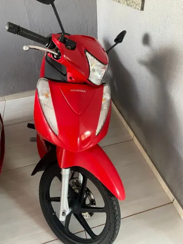 Biz 125 baixa quilometragem, documento em dia, ótima procedência.