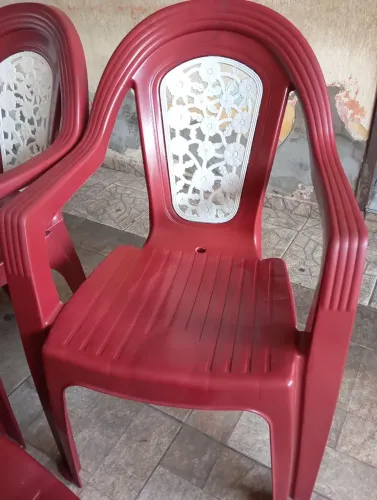 Vendo 4 cadeiras de plástico 