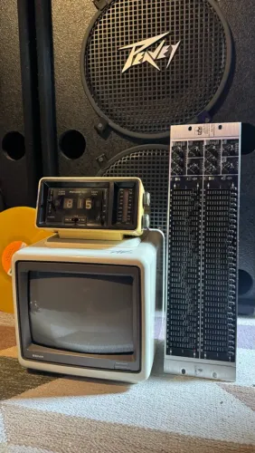 Equipamento de som e antiguidades