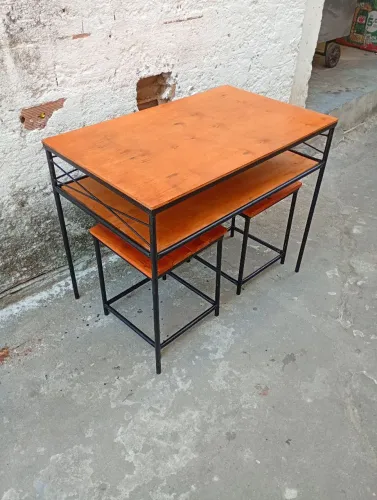 Conjunto mesa com duas banquetas