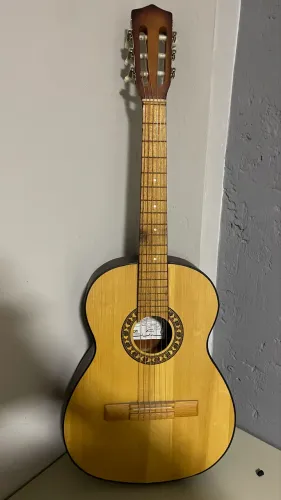 Violão Classic estudante conservado