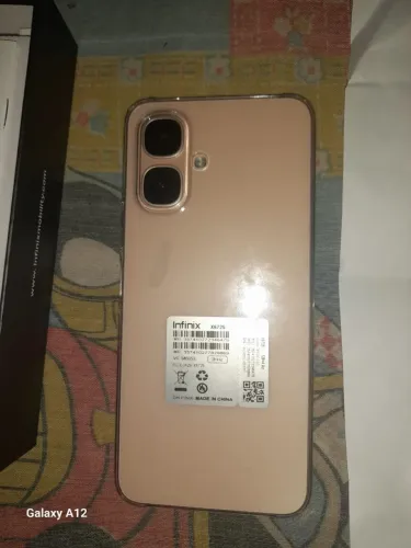 Vendo esse celular novo na caixa