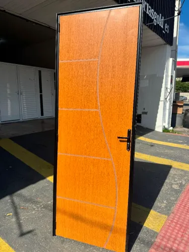 PROMOÇÃO IMPERDÍVEL!! PORTA COMPLETA COM MARCO DE ALUMÍNIO PRETO E FECHADURA