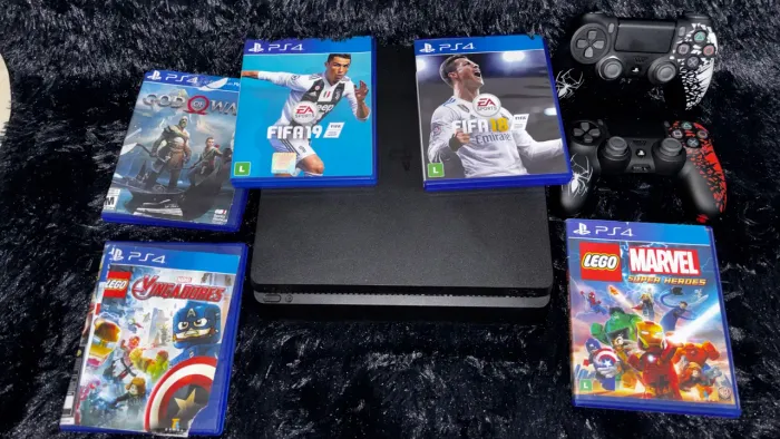 PS4 Slim 1TB com 2 controles e 5 jogos