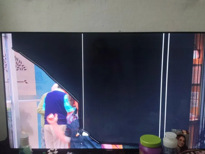 Tv smart tcl semp 43 (tela trincada) Retirada de peças
