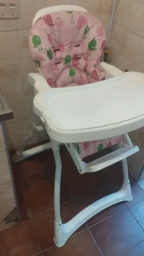 Vendo cadeira de alimentação infantil portátil, semi nova