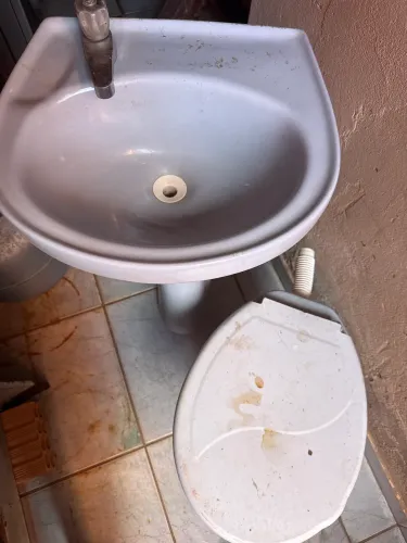 Vendo jogo de banheiro , lavatório e vaso !