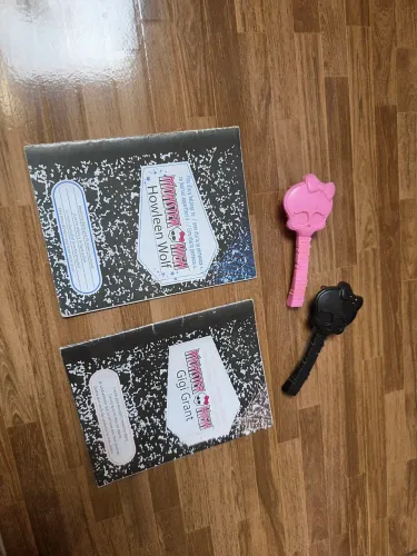 Diários e escovas Monster High