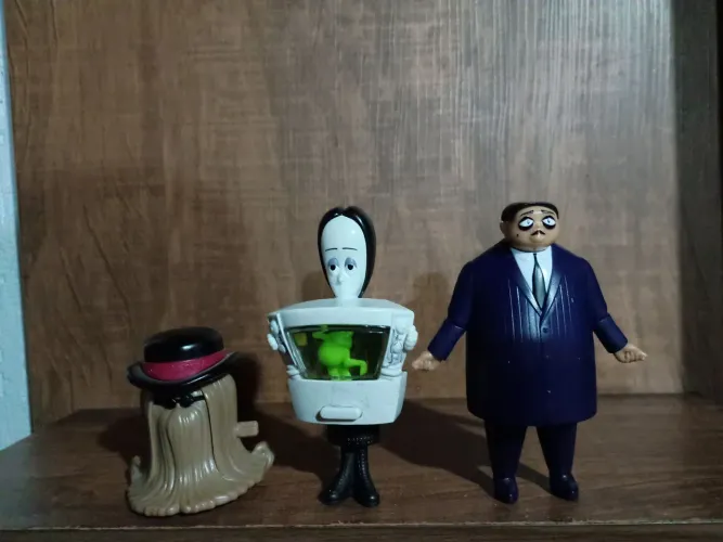 3 bonecos família Addams usados na condição