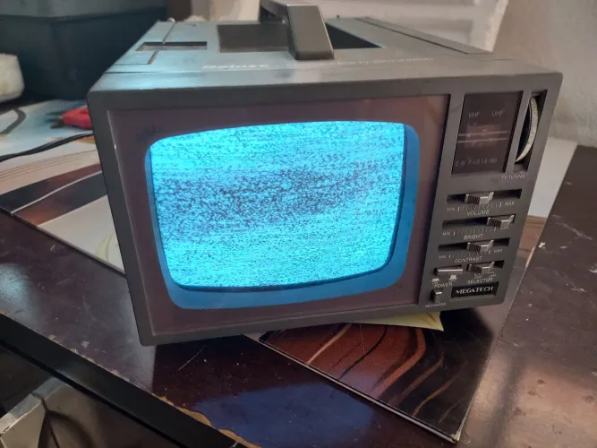 TV 5" antiga DE LUXE com rádio AM e FM preto e branco usado com caixa original e fonte