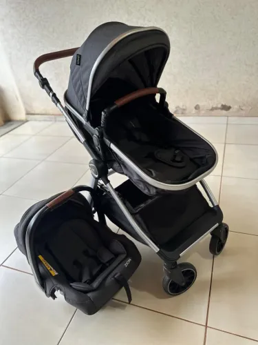 Carrinho e bebê conforto.