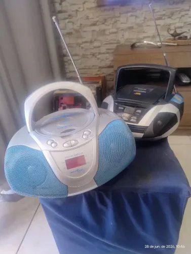 02 CD player com rádio. AM e FM 