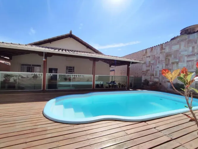 Casa em Lote 360m² com 03 Quartos 01 Suíte 03 Vagas com Piscina e Espaço Gourmet no Novo E
