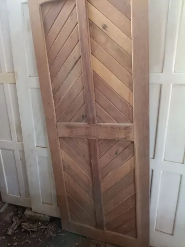 Porta externa de madeira nobre 