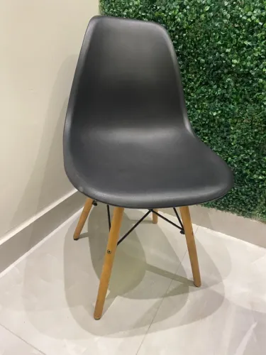 Cadeira Eames Preta Polipropileno com Pés de Madeira - Bianchini