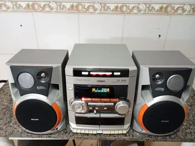 Som Philips - Rádio, CD, Toca Fitas e Aux. Super novo - Funciona tudo perfeitamente.