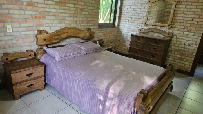 Conjunto de quarto em madeira maciça (vinhatico)