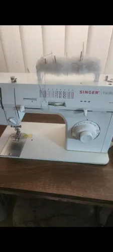 Máquina de costura Singer facilita reta e zigzag